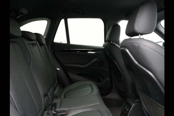BMW X1 sDrive18i M Sport 141pk | Trekhaak Afn. | Camera | Lederen Sportstoelen Verwarmd | Navigatie | Cruise Control | LED Koplampen | 18"L.M |