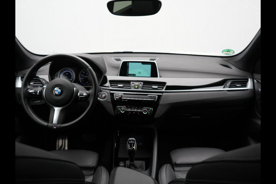 BMW X1 sDrive18i M Sport 141pk | Trekhaak Afn. | Camera | Lederen Sportstoelen Verwarmd | Navigatie | Cruise Control | LED Koplampen | 18"L.M |