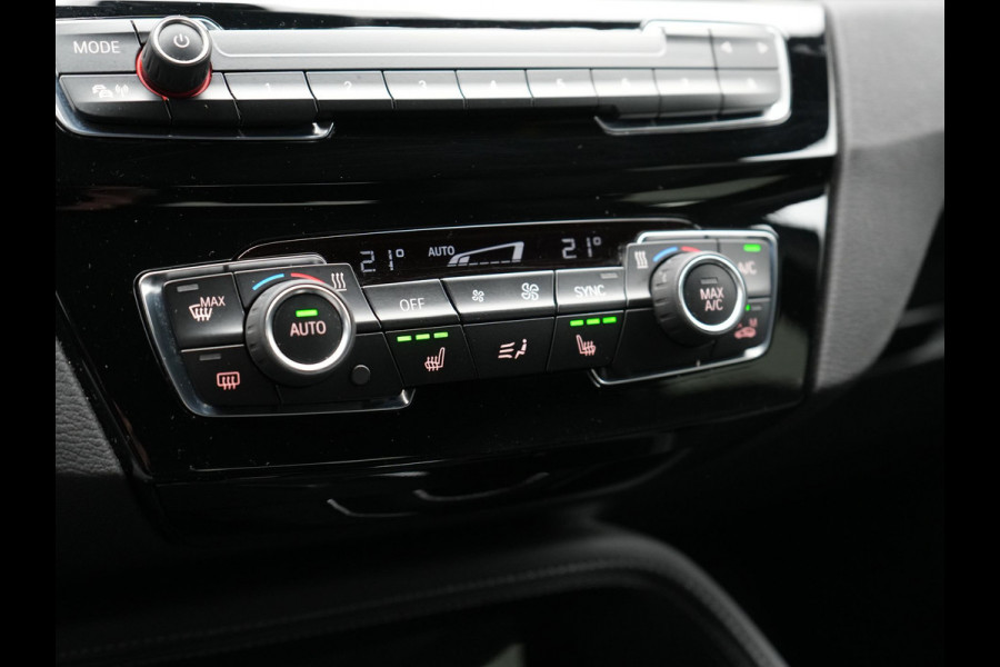 BMW X1 sDrive18i M Sport 141pk | Trekhaak Afn. | Camera | Lederen Sportstoelen Verwarmd | Navigatie | Cruise Control | LED Koplampen | 18"L.M |