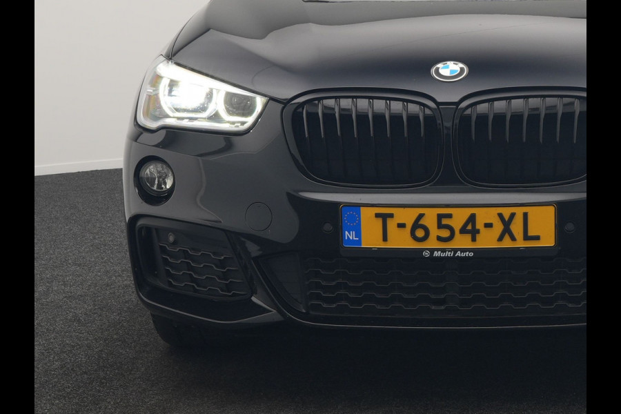 BMW X1 sDrive18i M Sport 141pk | Trekhaak Afn. | Camera | Lederen Sportstoelen Verwarmd | Navigatie | Cruise Control | LED Koplampen | 18"L.M |