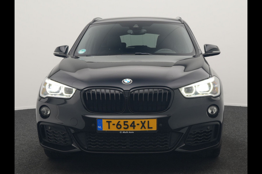 BMW X1 sDrive18i M Sport 141pk | Trekhaak Afn. | Camera | Lederen Sportstoelen Verwarmd | Navigatie | Cruise Control | LED Koplampen | 18"L.M |