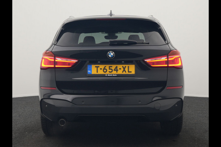 BMW X1 sDrive18i M Sport 141pk | Trekhaak Afn. | Camera | Lederen Sportstoelen Verwarmd | Navigatie | Cruise Control | LED Koplampen | 18"L.M |