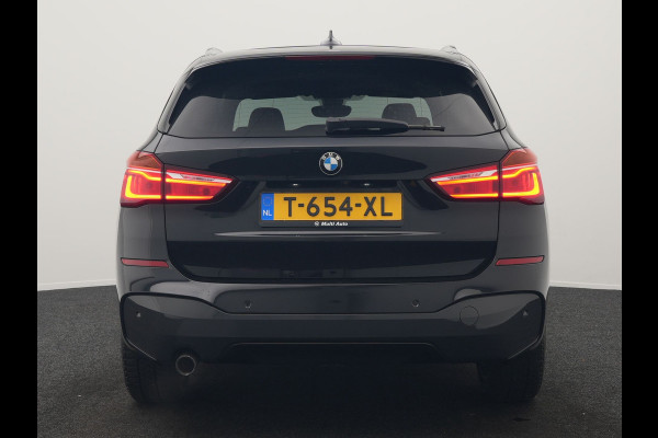 BMW X1 sDrive18i M Sport 141pk | Trekhaak Afn. | Camera | Lederen Sportstoelen Verwarmd | Navigatie | Cruise Control | LED Koplampen | 18"L.M |