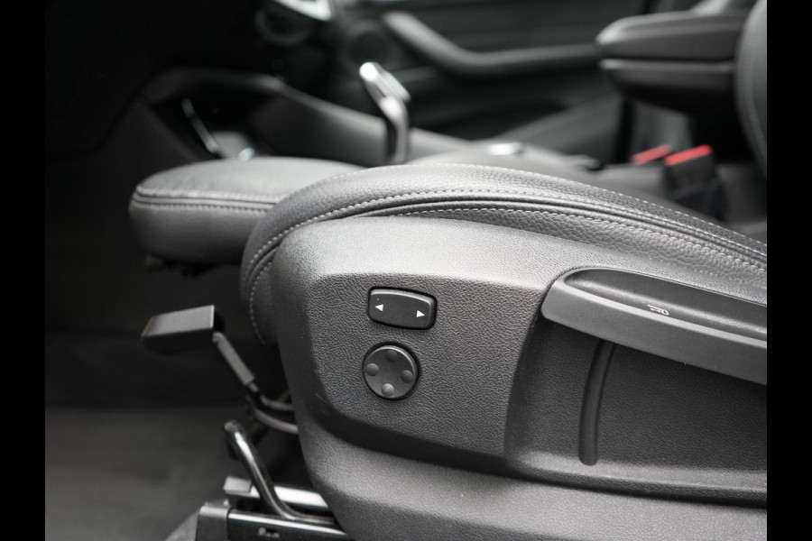 BMW X1 sDrive18i M Sport 141pk | Trekhaak Afn. | Camera | Lederen Sportstoelen Verwarmd | Navigatie | Cruise Control | LED Koplampen | 18"L.M |