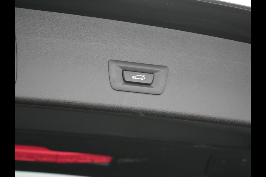 BMW X1 sDrive18i M Sport 141pk | Trekhaak Afn. | Camera | Lederen Sportstoelen Verwarmd | Navigatie | Cruise Control | LED Koplampen | 18"L.M |