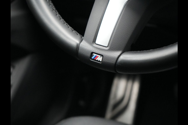 BMW X1 sDrive18i M Sport 141pk | Trekhaak Afn. | Camera | Lederen Sportstoelen Verwarmd | Navigatie | Cruise Control | LED Koplampen | 18"L.M |