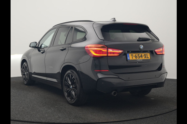 BMW X1 sDrive18i M Sport 141pk | Trekhaak Afn. | Camera | Lederen Sportstoelen Verwarmd | Navigatie | Cruise Control | LED Koplampen | 18"L.M |