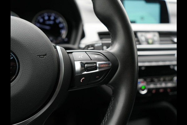 BMW X1 sDrive18i M Sport 141pk | Trekhaak Afn. | Camera | Lederen Sportstoelen Verwarmd | Navigatie | Cruise Control | LED Koplampen | 18"L.M |