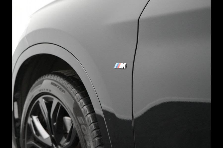 BMW X1 sDrive18i M Sport 141pk | Trekhaak Afn. | Camera | Lederen Sportstoelen Verwarmd | Navigatie | Cruise Control | LED Koplampen | 18"L.M |