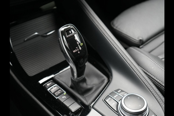 BMW X1 sDrive18i M Sport 141pk | Trekhaak Afn. | Camera | Lederen Sportstoelen Verwarmd | Navigatie | Cruise Control | LED Koplampen | 18"L.M |