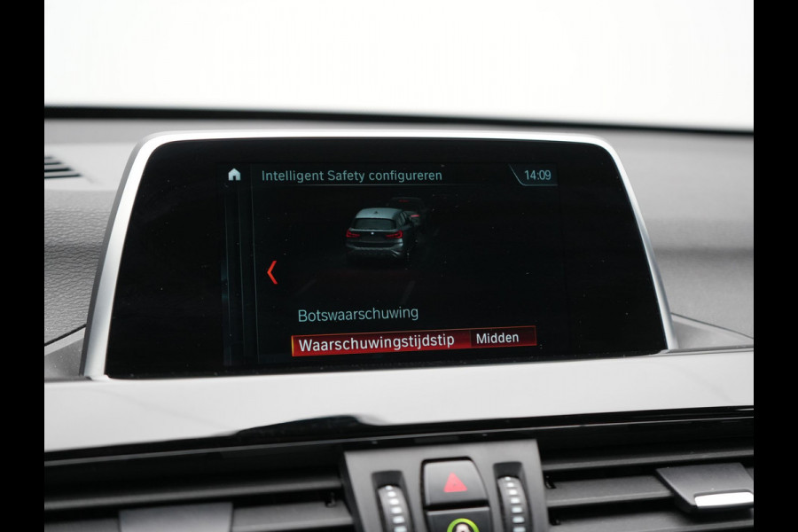 BMW X1 sDrive18i M Sport 141pk | Trekhaak Afn. | Camera | Lederen Sportstoelen Verwarmd | Navigatie | Cruise Control | LED Koplampen | 18"L.M |