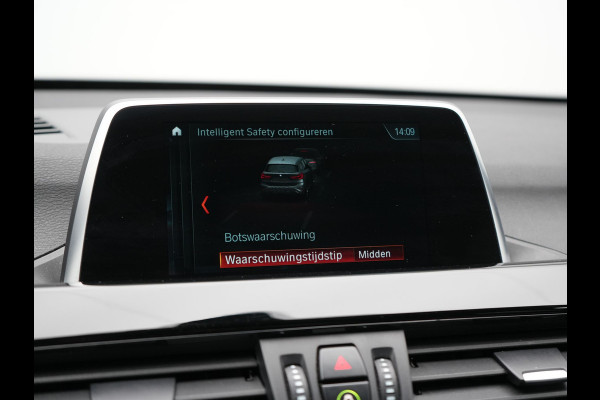 BMW X1 sDrive18i M Sport 141pk | Trekhaak Afn. | Camera | Lederen Sportstoelen Verwarmd | Navigatie | Cruise Control | LED Koplampen | 18"L.M |