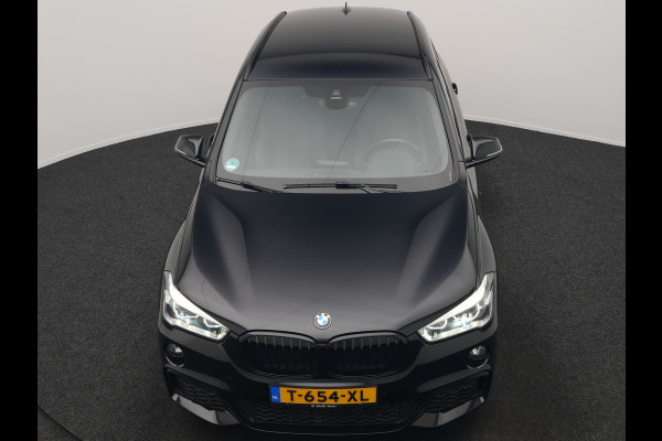 BMW X1 sDrive18i M Sport 141pk | Trekhaak Afn. | Camera | Lederen Sportstoelen Verwarmd | Navigatie | Cruise Control | LED Koplampen | 18"L.M |