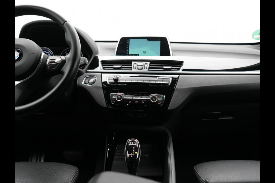 BMW X1 sDrive18i M Sport 141pk | Trekhaak Afn. | Camera | Lederen Sportstoelen Verwarmd | Navigatie | Cruise Control | LED Koplampen | 18"L.M |