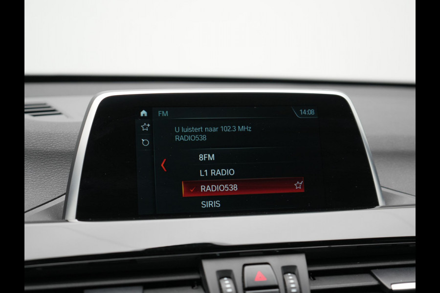 BMW X1 sDrive18i M Sport 141pk | Trekhaak Afn. | Camera | Lederen Sportstoelen Verwarmd | Navigatie | Cruise Control | LED Koplampen | 18"L.M |