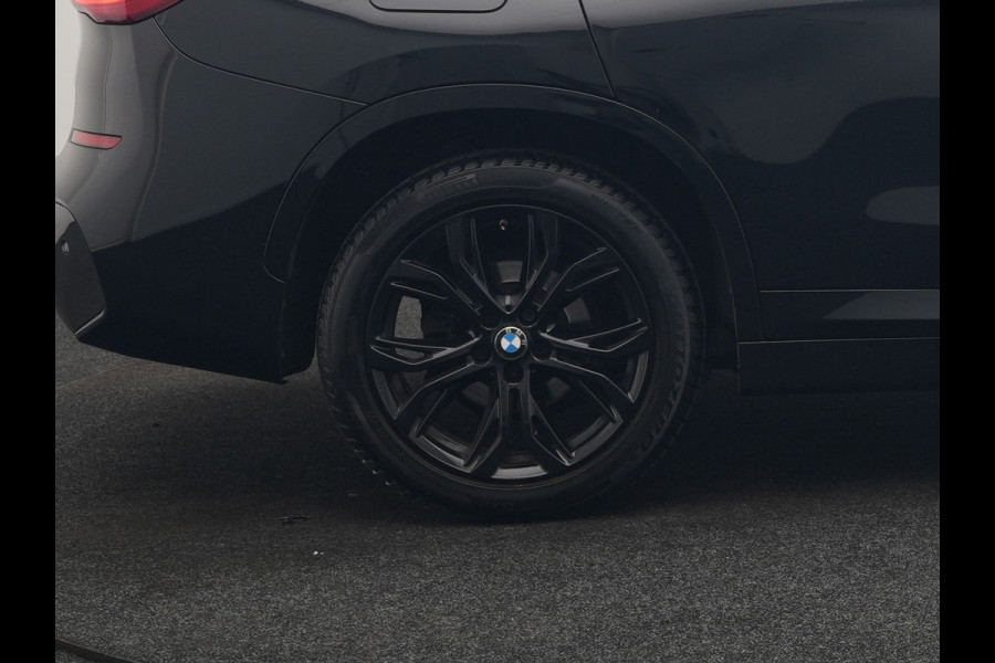 BMW X1 sDrive18i M Sport 141pk | Trekhaak Afn. | Camera | Lederen Sportstoelen Verwarmd | Navigatie | Cruise Control | LED Koplampen | 18"L.M |
