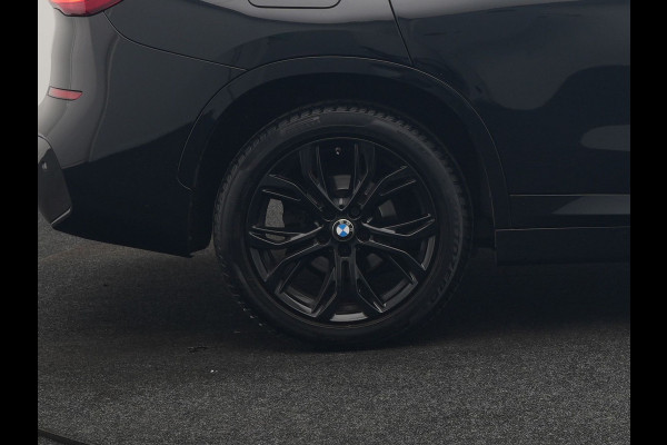BMW X1 sDrive18i M Sport 141pk | Trekhaak Afn. | Camera | Lederen Sportstoelen Verwarmd | Navigatie | Cruise Control | LED Koplampen | 18"L.M |