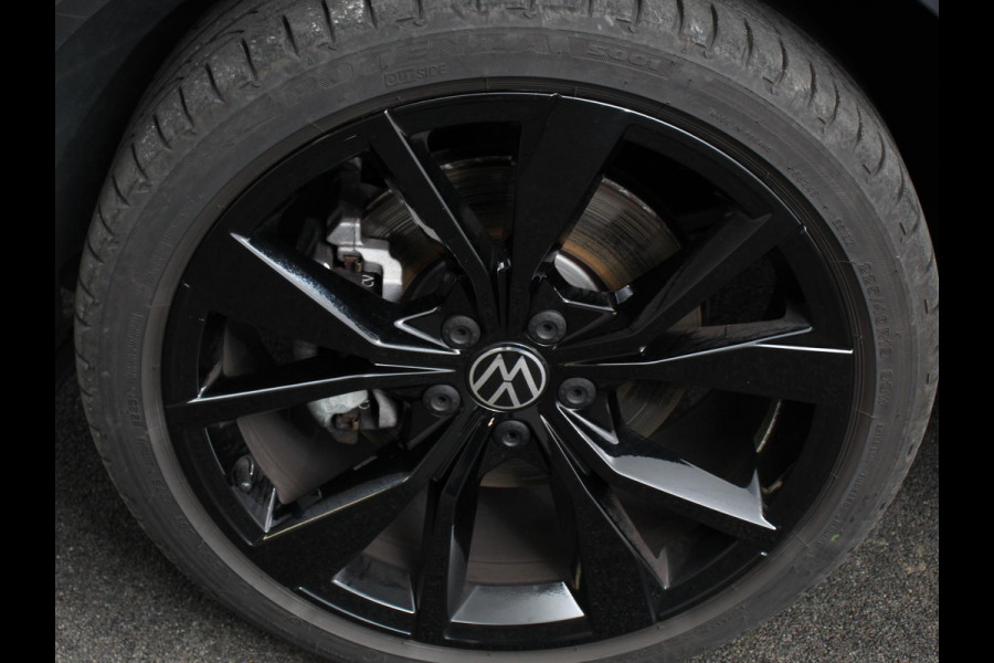 Volkswagen T-Roc 1.5 TSI DSG R-Line + Design pakket Black Automaat Climate control Stoelverwarming Stuurverwarming Parkeersensoren LED Adaptieve cruise control Camera Panorama dak Navigatie Apple Carplay/Android Auto Climate control