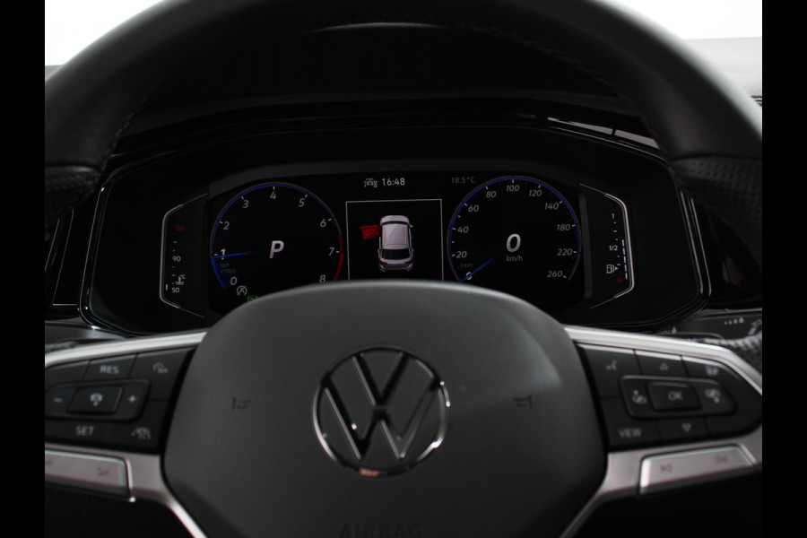 Volkswagen T-Roc 1.5 TSI DSG R-Line + Design pakket Black Automaat Climate control Stoelverwarming Stuurverwarming Parkeersensoren LED Adaptieve cruise control Camera Panorama dak Navigatie Apple Carplay/Android Auto Climate control