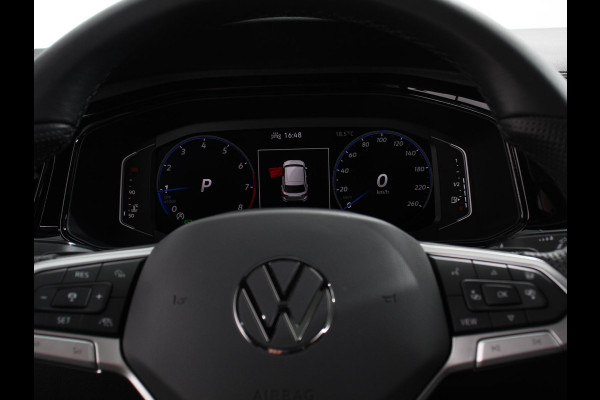 Volkswagen T-Roc 1.5 TSI DSG R-Line + Design pakket Black Automaat Climate control Stoelverwarming Stuurverwarming Parkeersensoren LED Adaptieve cruise control Camera Panorama dak Navigatie Apple Carplay/Android Auto Climate control