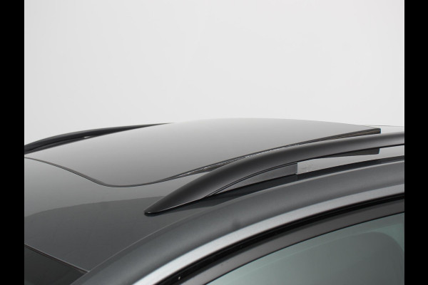 Volkswagen T-Roc 1.5 TSI DSG R-Line + Design pakket Black Automaat Climate control Stoelverwarming Stuurverwarming Parkeersensoren LED Adaptieve cruise control Camera Panorama dak Navigatie Apple Carplay/Android Auto Climate control