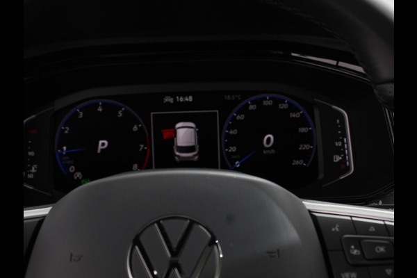 Volkswagen T-Roc 1.5 TSI DSG R-Line + Design pakket Black Automaat Climate control Stoelverwarming Stuurverwarming Parkeersensoren LED Adaptieve cruise control Camera Panorama dak Navigatie Apple Carplay/Android Auto Climate control