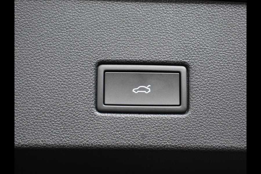 Volkswagen T-Roc 1.5 TSI DSG R-Line + Design pakket Black Automaat Climate control Stoelverwarming Stuurverwarming Parkeersensoren LED Adaptieve cruise control Camera Panorama dak Navigatie Apple Carplay/Android Auto Climate control