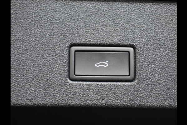 Volkswagen T-Roc 1.5 TSI DSG R-Line + Design pakket Black Automaat Climate control Stoelverwarming Stuurverwarming Parkeersensoren LED Adaptieve cruise control Camera Panorama dak Navigatie Apple Carplay/Android Auto Climate control