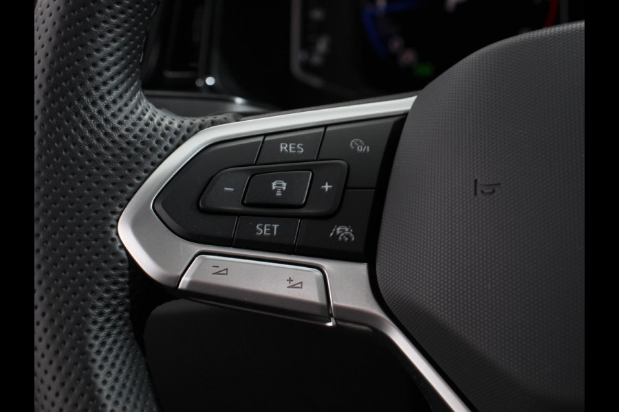 Volkswagen T-Roc 1.5 TSI DSG R-Line + Design pakket Black Automaat Climate control Stoelverwarming Stuurverwarming Parkeersensoren LED Adaptieve cruise control Camera Panorama dak Navigatie Apple Carplay/Android Auto Climate control