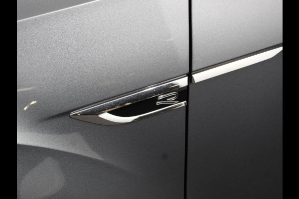 Volkswagen T-Roc 1.5 TSI DSG R-Line + Design pakket Black Automaat Climate control Stoelverwarming Stuurverwarming Parkeersensoren LED Adaptieve cruise control Camera Panorama dak Navigatie Apple Carplay/Android Auto Climate control