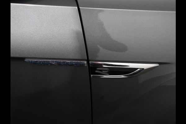 Volkswagen T-Roc 1.5 TSI DSG R-Line + Design pakket Black Automaat Climate control Stoelverwarming Stuurverwarming Parkeersensoren LED Adaptieve cruise control Camera Panorama dak Navigatie Apple Carplay/Android Auto Climate control