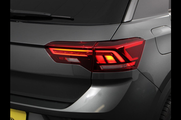 Volkswagen T-Roc 1.5 TSI DSG R-Line + Design pakket Black Automaat Climate control Stoelverwarming Stuurverwarming Parkeersensoren LED Adaptieve cruise control Camera Panorama dak Navigatie Apple Carplay/Android Auto Climate control