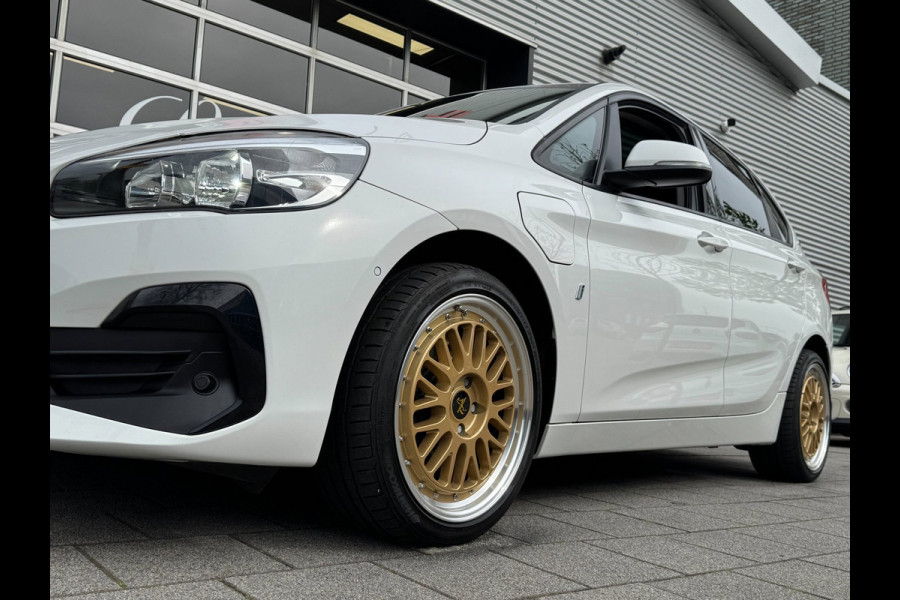 BMW 2 Serie Active Tourer 225xe iPerformance eDrive Hybride - AUTOMAAT I Panorama dak I Navigatie I Airco I PDC I Sport velgen