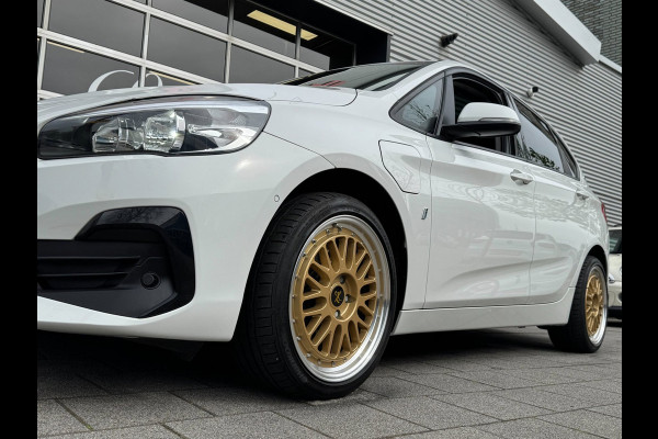 BMW 2 Serie Active Tourer 225xe iPerformance eDrive Hybride - AUTOMAAT I Panorama dak I Navigatie I Airco I PDC I Sport velgen