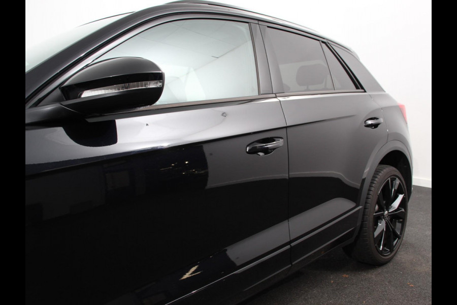 Volkswagen T-Roc 1.5 TSI DSG R-Line + Design pakket Black Automaat Panorama dak Navigatie Apple Carplay/Android Auto Climate control Adaptieve cruise control LED