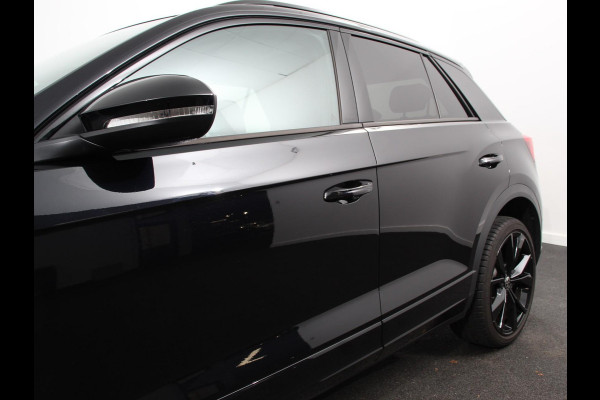 Volkswagen T-Roc 1.5 TSI DSG R-Line + Design pakket Black Automaat Panorama dak Navigatie Apple Carplay/Android Auto Climate control Adaptieve cruise control LED