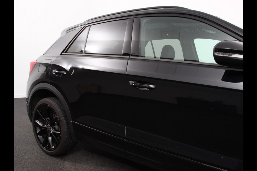 Volkswagen T-Roc 1.5 TSI DSG R-Line + Design pakket Black Automaat Panorama dak Navigatie Apple Carplay/Android Auto Climate control Adaptieve cruise control LED