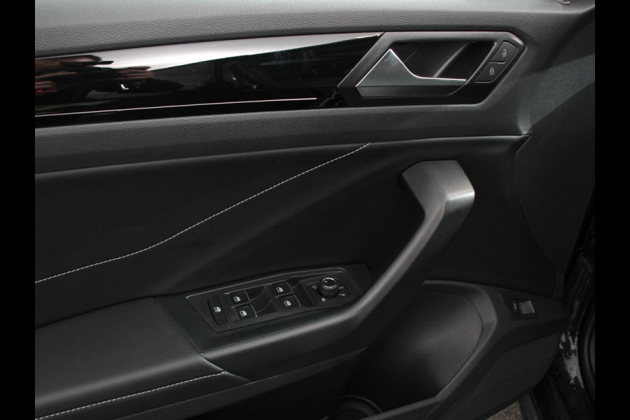 Volkswagen T-Roc 1.5 TSI DSG R-Line + Design pakket Black Automaat Panorama dak Navigatie Apple Carplay/Android Auto Climate control Adaptieve cruise control LED