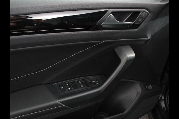 Volkswagen T-Roc 1.5 TSI DSG R-Line + Design pakket Black Automaat Panorama dak Navigatie Apple Carplay/Android Auto Climate control Adaptieve cruise control LED