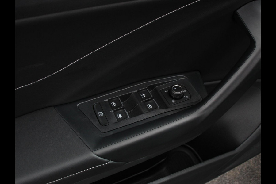 Volkswagen T-Roc 1.5 TSI DSG R-Line + Design pakket Black Automaat Panorama dak Navigatie Apple Carplay/Android Auto Climate control Adaptieve cruise control LED