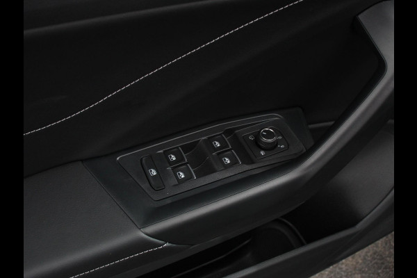 Volkswagen T-Roc 1.5 TSI DSG R-Line + Design pakket Black Automaat Panorama dak Navigatie Apple Carplay/Android Auto Climate control Adaptieve cruise control LED