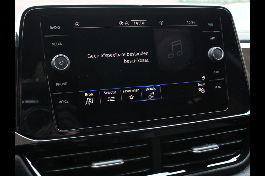 Volkswagen T-Roc 1.5 TSI DSG R-Line + Design pakket Black Automaat Panorama dak Navigatie Apple Carplay/Android Auto Climate control Adaptieve cruise control LED