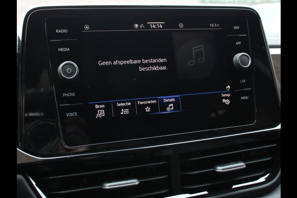 Volkswagen T-Roc 1.5 TSI DSG R-Line + Design pakket Black Automaat Panorama dak Navigatie Apple Carplay/Android Auto Climate control Adaptieve cruise control LED