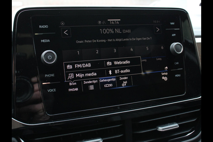 Volkswagen T-Roc 1.5 TSI DSG R-Line + Design pakket Black Automaat Panorama dak Navigatie Apple Carplay/Android Auto Climate control Adaptieve cruise control LED