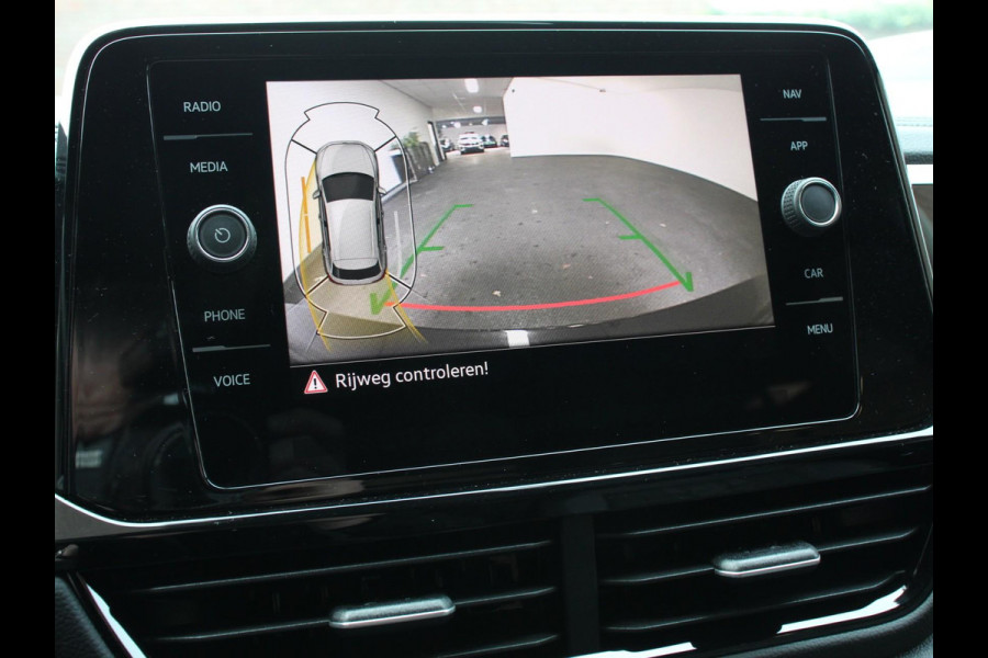 Volkswagen T-Roc 1.5 TSI DSG R-Line + Design pakket Black Automaat Panorama dak Navigatie Apple Carplay/Android Auto Climate control Adaptieve cruise control LED