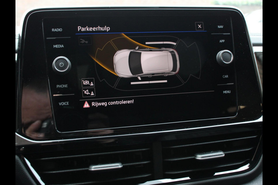 Volkswagen T-Roc 1.5 TSI DSG R-Line + Design pakket Black Automaat Panorama dak Navigatie Apple Carplay/Android Auto Climate control Adaptieve cruise control LED