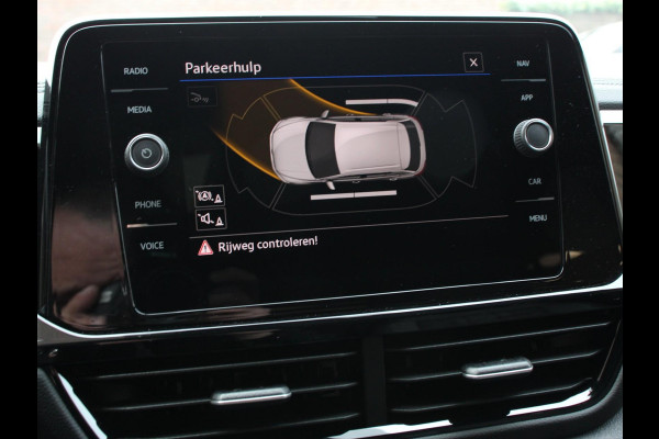 Volkswagen T-Roc 1.5 TSI DSG R-Line + Design pakket Black Automaat Panorama dak Navigatie Apple Carplay/Android Auto Climate control Adaptieve cruise control LED