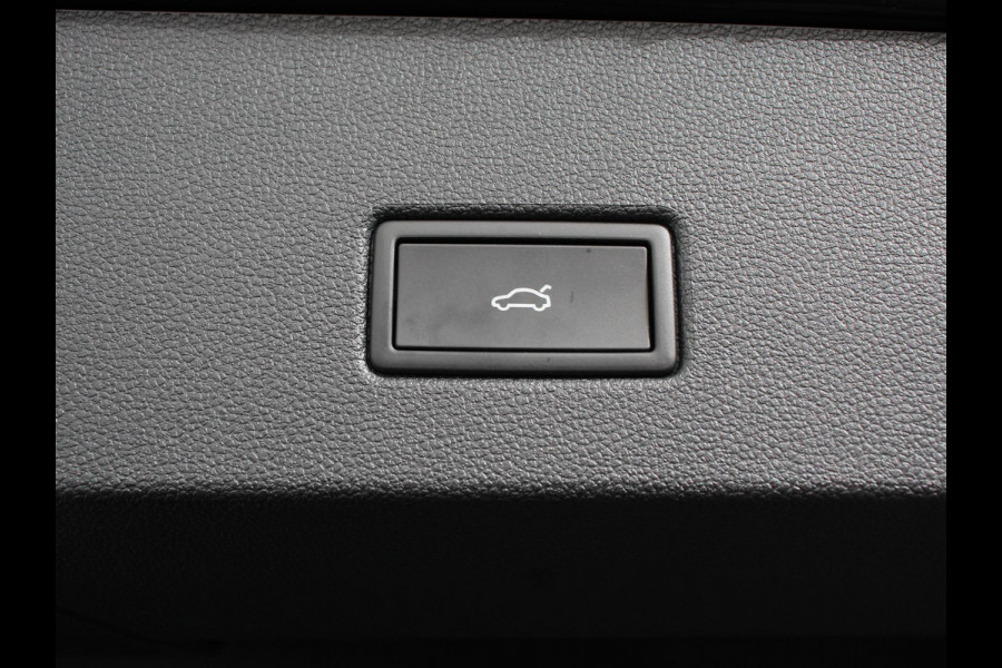 Volkswagen T-Roc 1.5 TSI DSG R-Line + Design pakket Black Automaat Panorama dak Navigatie Apple Carplay/Android Auto Climate control Adaptieve cruise control LED