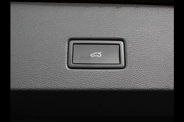 Volkswagen T-Roc 1.5 TSI DSG R-Line + Design pakket Black Automaat Panorama dak Navigatie Apple Carplay/Android Auto Climate control Adaptieve cruise control LED