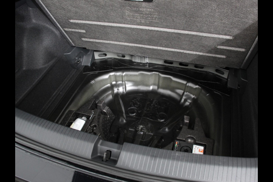 Volkswagen T-Roc 1.5 TSI DSG R-Line + Design pakket Black Automaat Panorama dak Navigatie Apple Carplay/Android Auto Climate control Adaptieve cruise control LED